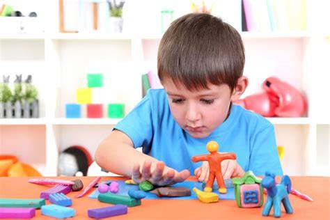 Niño modelando con plastilina de colores