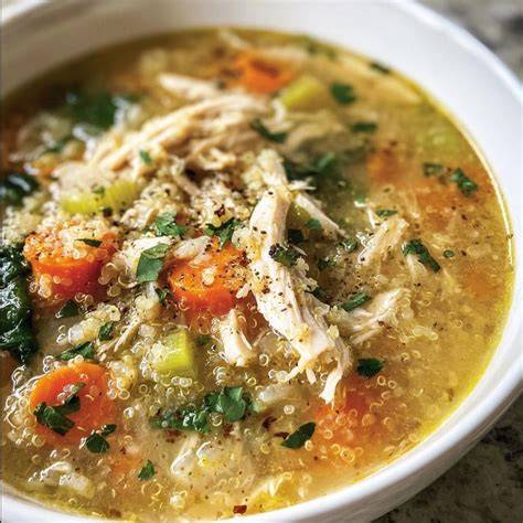 Sopa de pollo con cebada en un tazón rústico