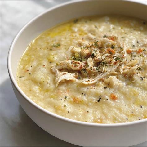 Sopa cremosa de pollo y cebada con espinacas frescas