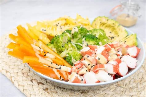 Sushi bowl con surimi y sus toppings