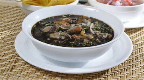 Plato de sopa de conchas negras con perejil