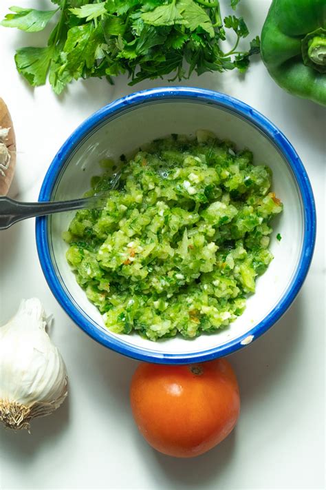 Ingredientes para el sofrito: ajo, perejil y chile