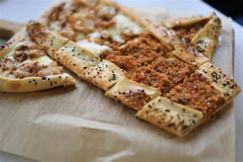 Pide turco con diversos ingredientes