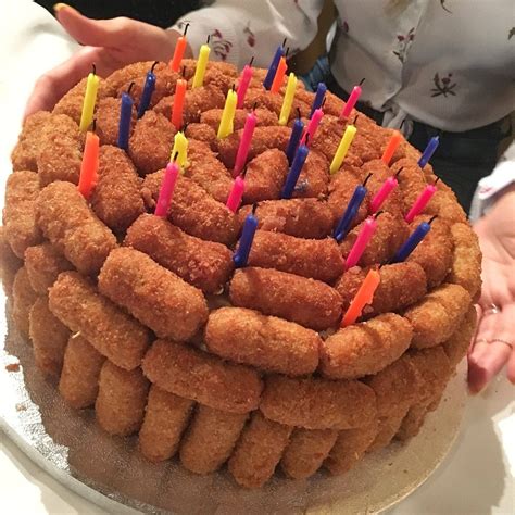 Tarta de cumpleaños de croquetas de Rosalía
