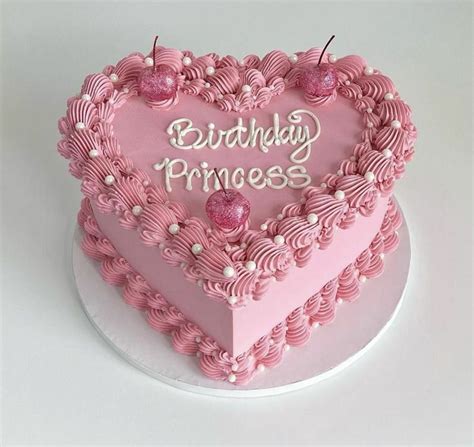 Tarta de cumpleaños en forma de rosa de Rosalía
