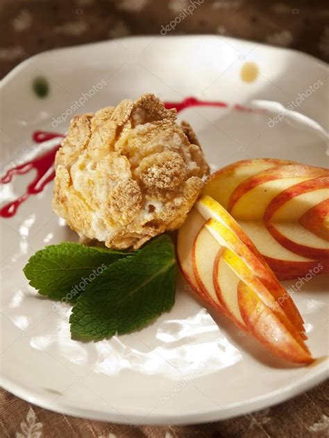 Apfelstrudel servido con helado o crema