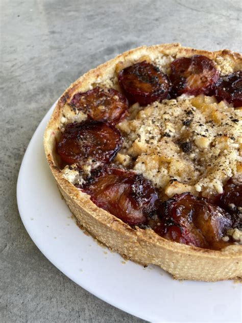 Manzanas y ciruelas salteadas para el relleno