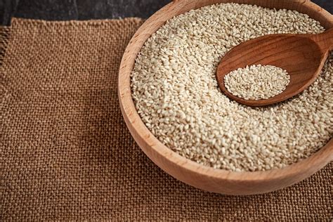 Tahini en un cuenco con semillas de sésamo alrededor