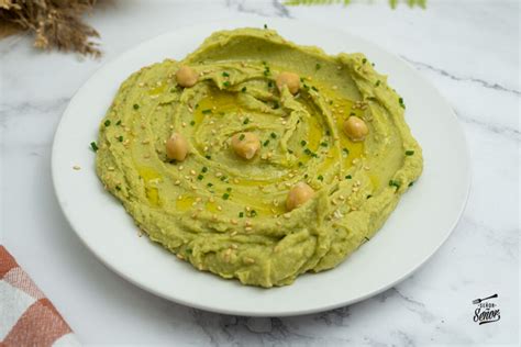 Hummus de aguacate y albahaca decorado