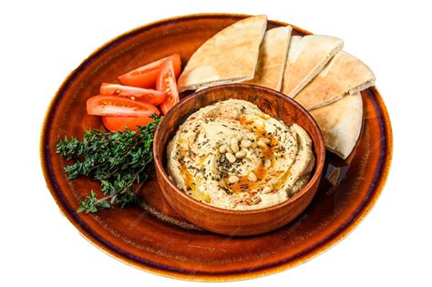 Hummus de remolacha en un cuenco con pan de pita