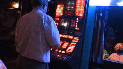 Persona triste frente a una máquina tragaperras vacía