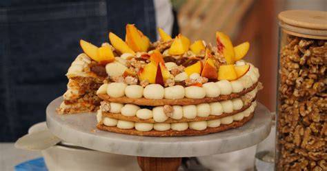Torta de nuez con duraznos y ganache de chocolate blanco