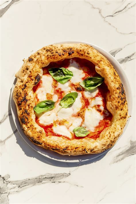 Pizza napolitana con mozzarella fior di latte fundida