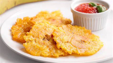 Patacones o tostones crujientes con salsa