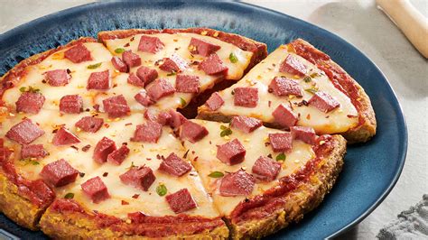 Pizza con base de plátano macho y vegetales