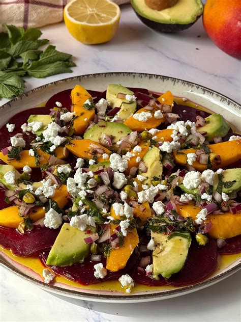 Ensalada con remolacha, durazno y aguacate