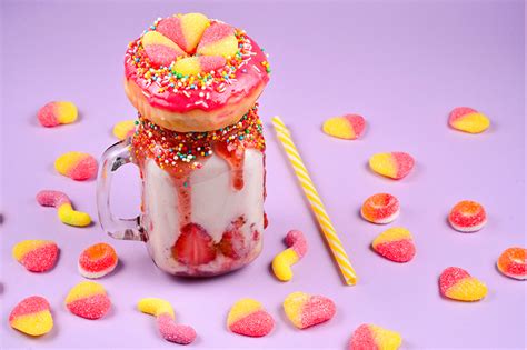Variedad de postres fríos con gominolas