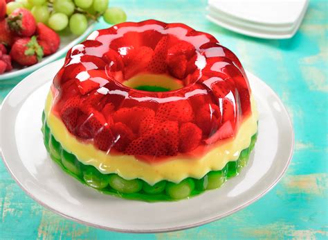 Gelatina tricolor con gominolas en capas