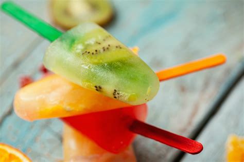 Polos caseros de frutas con gominolas