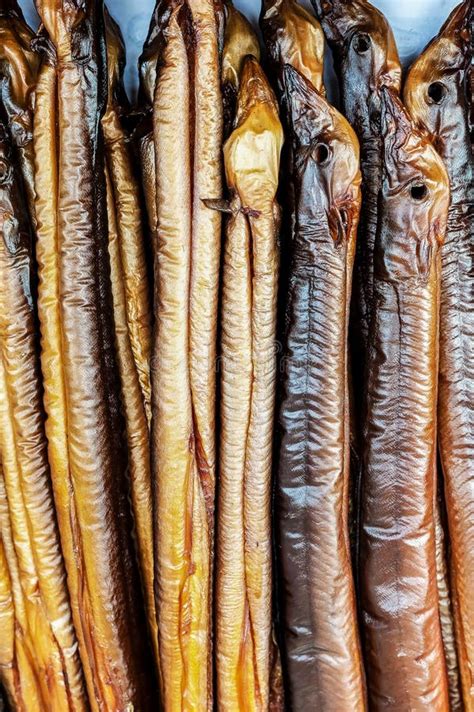 Anguilas ahumadas en un mercado