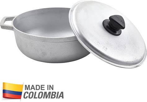 Caldero de cobre tradicional para cocinar arroz