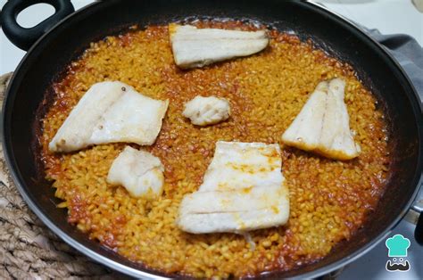 Plato de arroz de caldero servido tradicionalmente