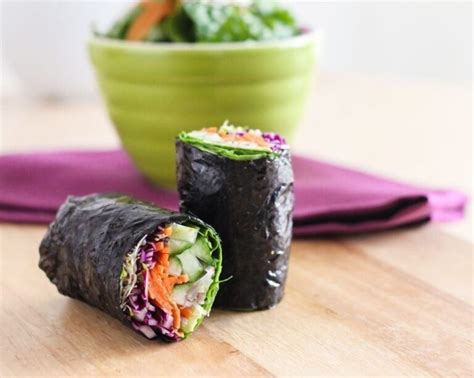 Rollos de nori veganos recién hechos