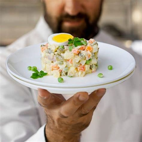 Ensaladilla rusa gourmet decorada con productos de conserva