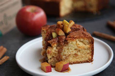 Bizcocho de manzana real food con un café