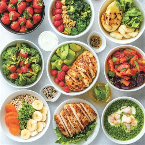 Variedad de pastas saludables con verduras y proteínas magras