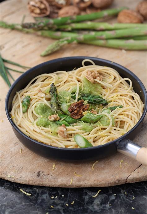 Espaguetis con espárragos verdes y limón