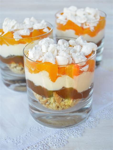 Vasitos individuales de postre de chocolate con naranja