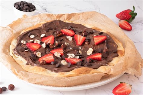 Pizza de chocolate con toppings de frutas