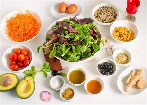 Ingredientes frescos para una ensalada saludable