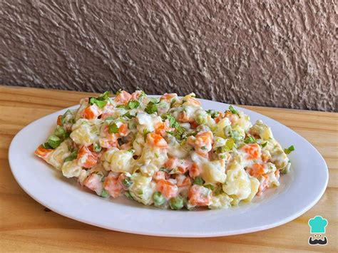 Ensalada Rusa Chilena servida en un plato con guarnición