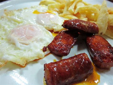 Patatas andaluzas con huevo frito y chorizo