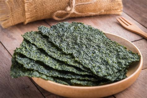 Plato de alga nori crujiente preparada en casa con semillas de sésamo