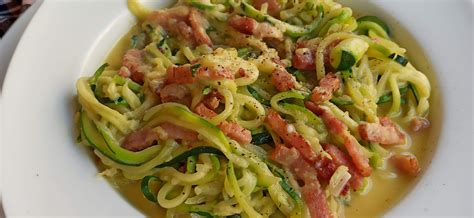 Ingredientes para espaguetis de calabacín a la carbonara
