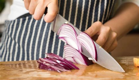 Proceso de picar cebolla y jamón en Thermomix