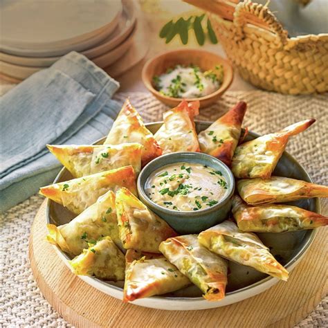Samosas de verduras en un plato con salsa