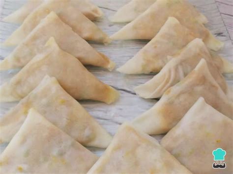 Proceso de doblado de las samosas con pasta filo
