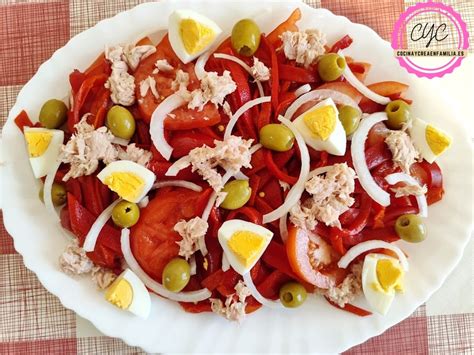 Ensalada variada con huevos y pimientos