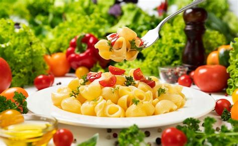 Plato de pasta cocida con ingredientes frescos