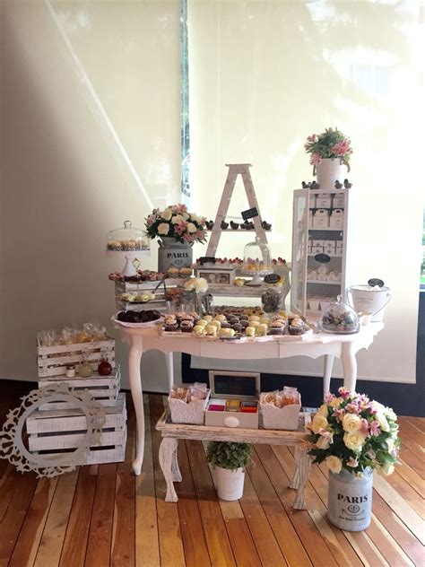 Mesa de postres vintage con pasteles y decoraciones