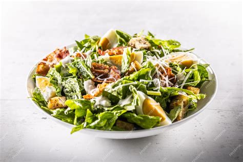 Plato de ensalada César con lechuga romana