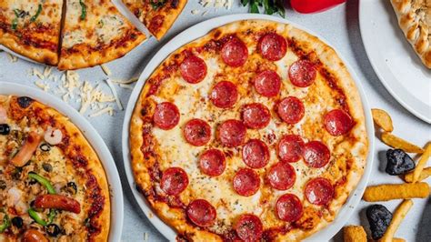 Pizzas variadas en una mesa