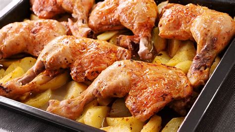 Pollo de corral asado con patatas panaderas en bandeja