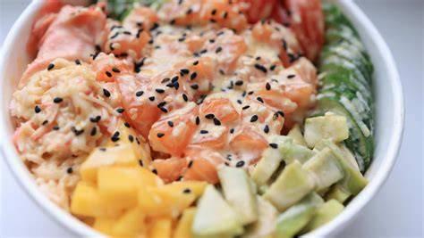 Poke bowl con salmón y aguacate