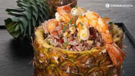 Ensalada de arroz tropical con piña y langostinos