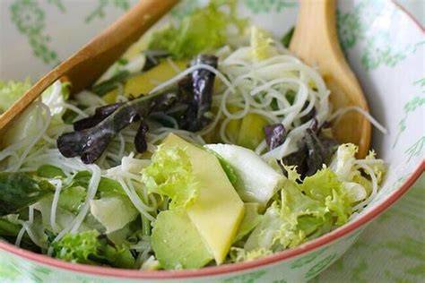Ensalada de fideos de arroz con mango y aguacate